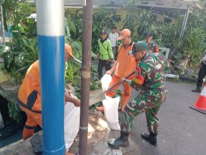 Babinsa Koramil 08/Johar Baru Bersama Tiga Pilar Laksanakan Kerja Bakti dan Grebek Lumpur