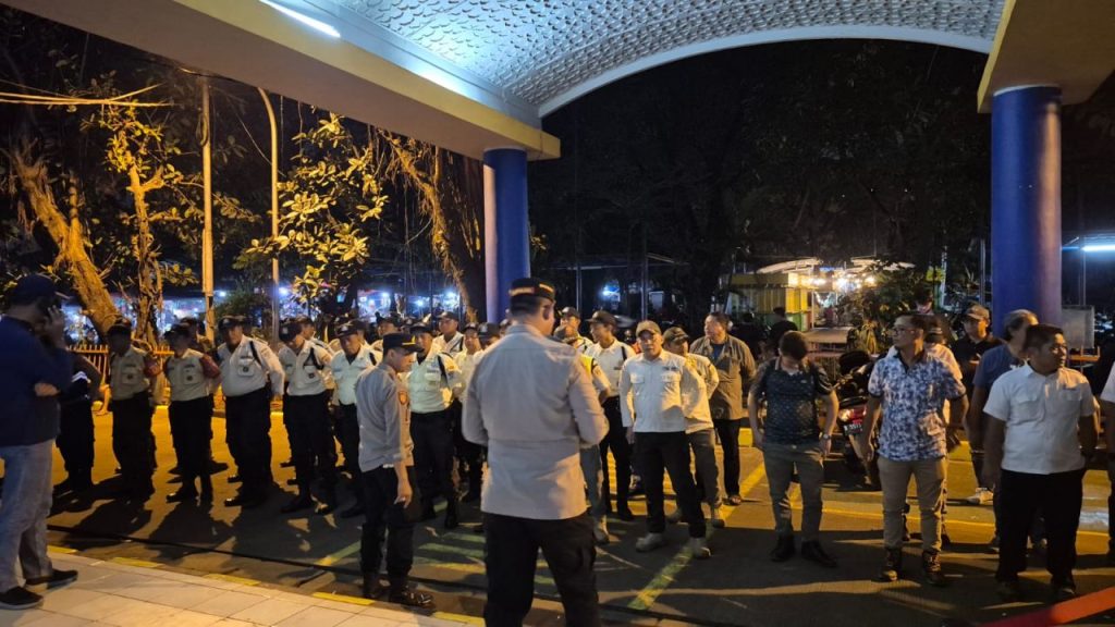 Polisi Amankan Pembongkaran Posko Ormas BPPKB Banten di Pasar Induk Kramat Jati