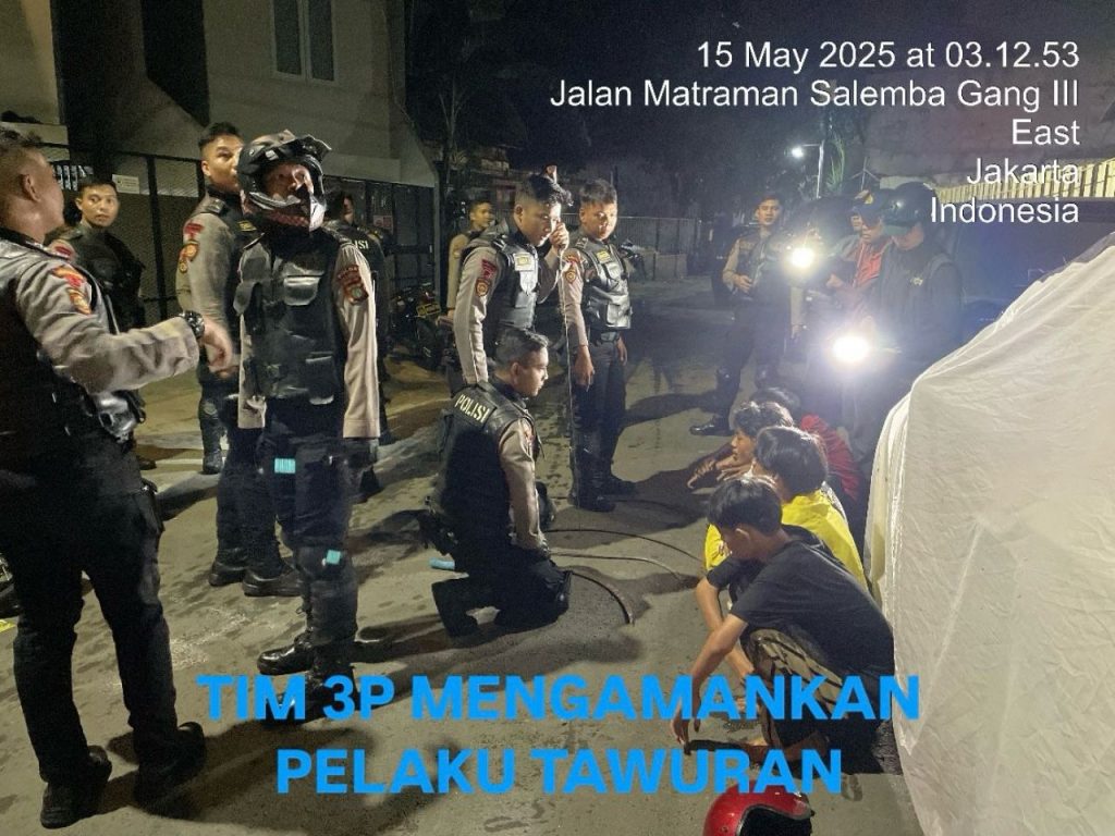 Patroli Perintis Polda Metro Jaya Tangkap Sembilan Pemuda Tawuran Bersenjata Tajam di Jakarta Timur