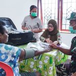 Peduli Kesehatan Ibu dan Bayi, Satgas TMMD Gelar Posyandu dan Berikan Makanan Tambahan