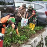 Kolaborasi Kodim 0505/JT Bersama Tiga Pilar Karya Bakti Bersihkan Kali PHB Pondok Kopi