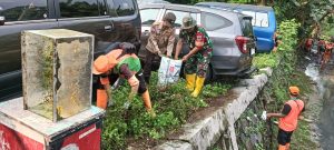 Kolaborasi Kodim 0505/JT Bersama Tiga Pilar Karya Bakti Bersihkan Kali PHB Pondok Kopi