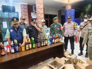 Cegah Penyakit Masyarakat, Babinsa Koramil 04/Jatiasih Ikuti Operasi Minuman Keras dan Obat-obatan Terlarang