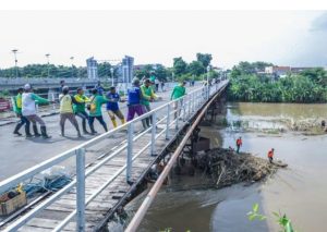 Jembatan Lama Terancam Rusak Oleh Sampah, Pemkot Kediri Komitmen Bersihkan