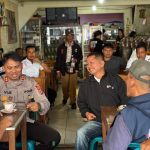 Ngopi Bareng Sambil Ngobrol Santai Kapolres Toba AKBP V.J Parapaga Bersama Rekan Media