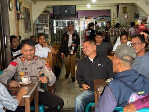 Ngopi Bareng Sambil Ngobrol Santai Kapolres Toba AKBP V.J Parapaga Bersama Rekan Media