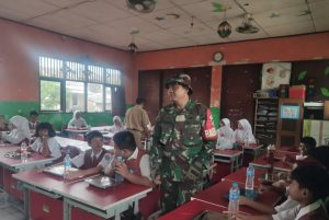 Babinsa Bintara Dampingi dan Bantu Pendistribusian Makan Bergizi Gratis di SDN Bintara III