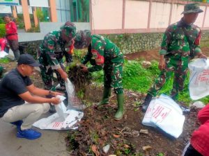 Wujudkan Lingkungan Bersih dan Nyaman, Babinsa Koramil 02/Pondok Gede Bersama Tiga Pilar Gelar Karya Bakti
