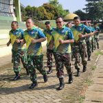 Jaga Kebugaran, Personel Koramil 02/Pondok Gede Gelar Olahraga dan Jalan Santai di GOR Mini Jatiwaringin
