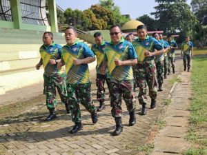 Jaga Kebugaran, Personel Koramil 02/Pondok Gede Gelar Olahraga dan Jalan Santai di GOR Mini Jatiwaringin