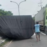 Truk Terguling Usai Tabrak Pemotor di Jalan Nasional Babat – Lamongan