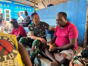Dansatgas TMMD 124 Kodim 1710/Mimika Berikan Bantuan di Acara Adat 7 Hari Salah Satu Warga yang Sedang Berduka