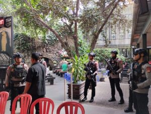 Dukung Ibadah Aman, Brimob Lakukan Sterilisasi Dua Gereja di Jakarta Pusat