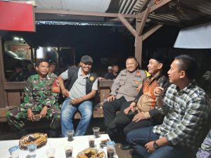 Ngopi Bareng Warga, Babinsa Medan Satria dan Tiga Pilar Bahas Kenakalan Remaja dan Edukasi Masuk Barak Militer