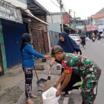 Wujudkan Lingkungan Bersih, Babinsa Koramil 07/Kemayoran Kerja Bakti Bersama Warga