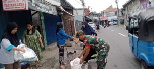 Wujudkan Lingkungan Bersih, Babinsa Koramil 07/Kemayoran Kerja Bakti Bersama Warga