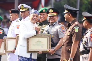 Wali Kota Surabaya Beri Penghargaan Khusus kepada Kapolrestabes atas Dedikasi Jaga Kamtibmas