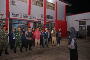 Babinsa Padurenan Dampingi Apel dan Patroli Bersama SMKN 15 Kota Bekasi Laksanakan Penerapan Jam Malam Pelajar