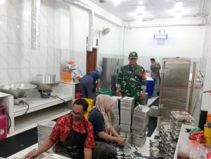 Babinsa Cakung Pastikan Dapur MBG Bersih dan Siap Salurkan 2.524 Porsi Makanan Bergizi