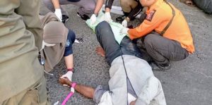 Lansia Asal Tuban Kritis Usai Tertabrak Truk Trailer di Jalan Tambak Langon Surabaya