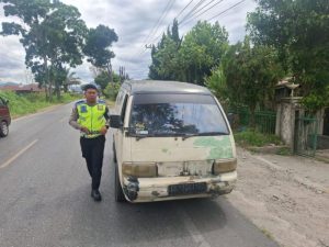 Satlantas Polres Toba Laksanakan Penindakan Tegas Terhadap Mobil Angkutan Melebihi Penumpang