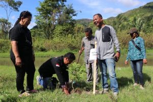 Pemkab Toba Gelar Bersih Sampah dan Penanaman Pohon di Meat