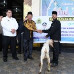 Bupati dan Wakil Bupati Samosir Serahkan Hewan Kurban Bantuan Presiden RI, Gubernur Sumut dan Pemkab Samosir.