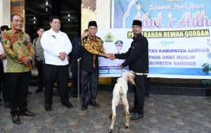 Bupati dan Wakil Bupati Samosir Serahkan Hewan Kurban Bantuan Presiden RI, Gubernur Sumut dan Pemkab Samosir.