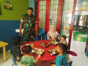 Babinsa Koramil 02/Pondok Gede Dampingi Distribusi 3.258 Paket Makan Sehat Bergizi di Jaticempaka