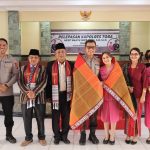 Tradisi Pedang Pora Pelepasan AKBP Wahyu Indrajaya di Polres Toba