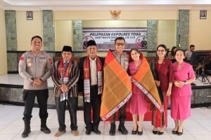 Tradisi Pedang Pora Pelepasan AKBP Wahyu Indrajaya di Polres Toba