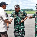 Dandim 1710/Mimika Sambut Kedatangan Menteri Pertahanan dan Menteri Keuangan di Bandara Mozes Kilangin