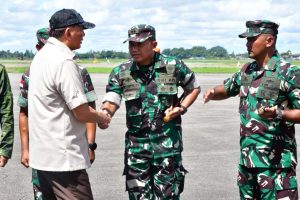 Dandim 1710/Mimika Sambut Kedatangan Menteri Pertahanan dan Menteri Keuangan di Bandara Mozes Kilangin