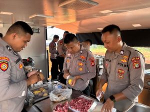 Polda Metro Jaya Gelar Dapur Lapangan untuk Bantu Pengungsi Kebakaran di Kapuk Muara