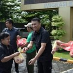 Berbagi Berkah di Tengah Hujan: Imigrasi Kediri Potong 8 Hewan Kurban untuk Warga Sekitar