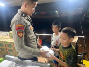 Polisi Gelar Dapur Lapangan untuk Pengungsi Korban Kebakaran di Kapuk Muara