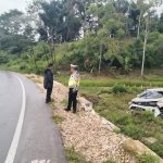 Hujan Gerimis Jadi Pemicu: Mobil Xenia Tergelincir dan Terbalik di Jalan Lintas Toba