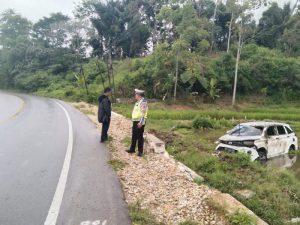 Hujan Gerimis Jadi Pemicu: Mobil Xenia Tergelincir dan Terbalik di Jalan Lintas Toba
