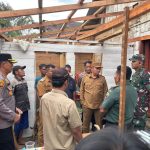 Kunjungan Bupati Taput ke Lokasi Rumah Warga yang Rusak Diterjang Angin Kencang di Pahae Julu
