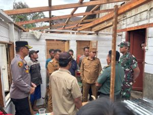 Kunjungan Bupati Taput ke Lokasi Rumah Warga yang Rusak Diterjang Angin Kencang di Pahae Julu