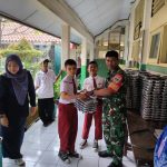 Babinsa Koramil Cipayung Dampingi Pendistribusian Makan Bergizi Gratis