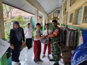 Babinsa Koramil Cipayung Dampingi Pendistribusian Makan Bergizi Gratis