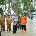 Kapolres Gresik dan Forkopimda Bantu Warga Terdampak di Benjeng