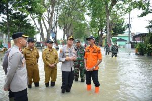 Kapolres Gresik dan Forkopimda Bantu Warga Terdampak di Benjeng