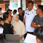 Buka Desa Diserbu Warga, Bupat Toba Bagikan KIA dan Beasiswa
