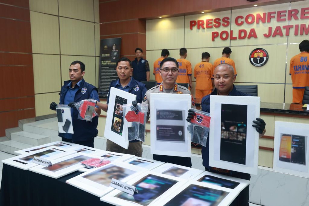Grup WA INFO VID Dibongkar Polda Jatim, Empat Pelaku Sebar Konten Porno dan Cari Pasangan Sesama Jenis Ditangkap