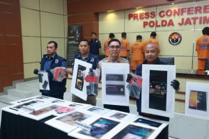 Grup WA INFO VID Dibongkar Polda Jatim, Empat Pelaku Sebar Konten Porno dan Cari Pasangan Sesama Jenis Ditangkap