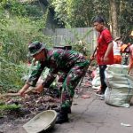 Perangi Sampah, Koramil 05/Bantargebang Gelar Karya Bakti Bersihkan Lingkungan di Wilayah Padurenan