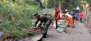 Perangi Sampah, Koramil 05/Bantargebang Gelar Karya Bakti Bersihkan Lingkungan di Wilayah Padurenan