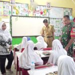 Babinsa Koramil 03/Telukpucung Dukung Program Pemerintah, Dampingi Pendistribusian Makan Bergizi Gratis untuk Siswa